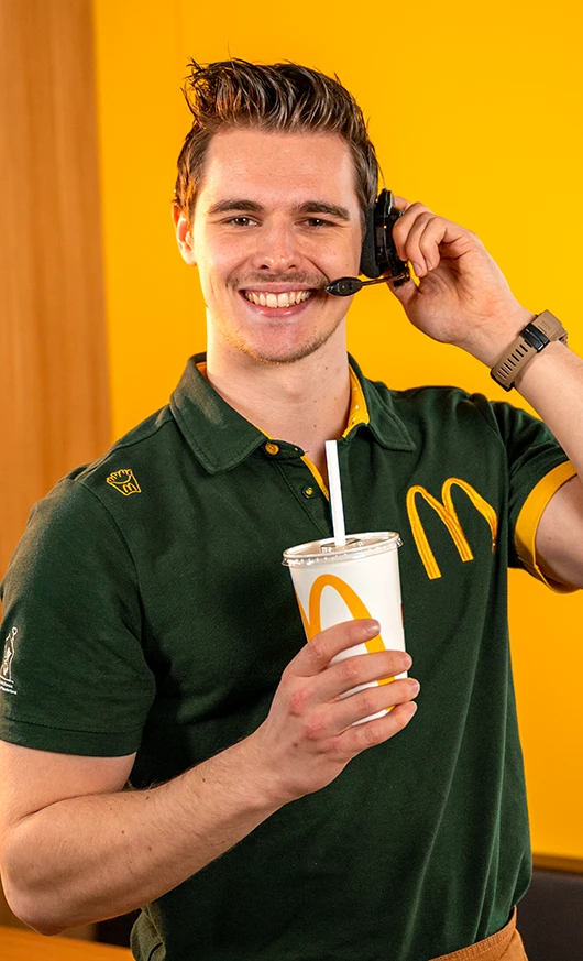 McDonald's medewerker neemt bestelling op met headset