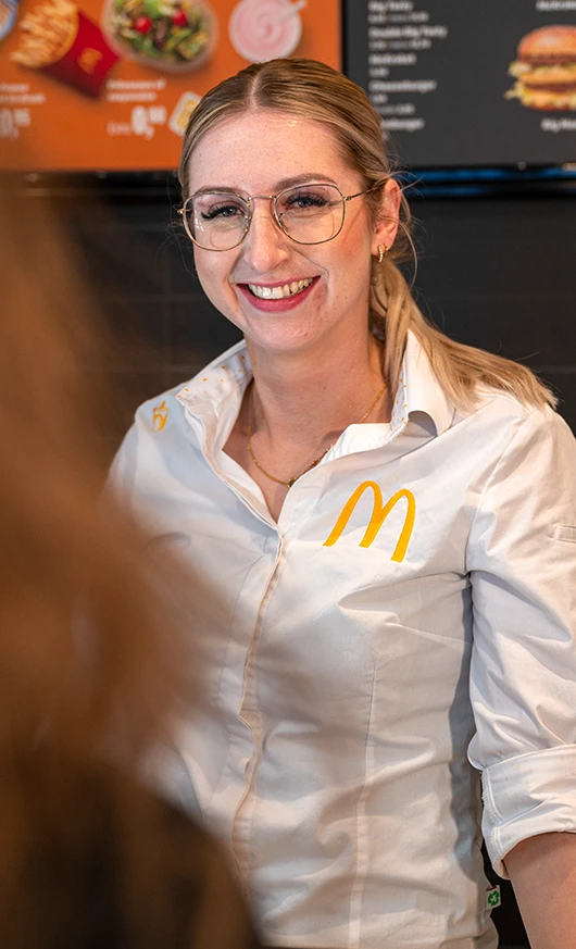 McDonald's medewerker neemt bestelling op bij de kassa