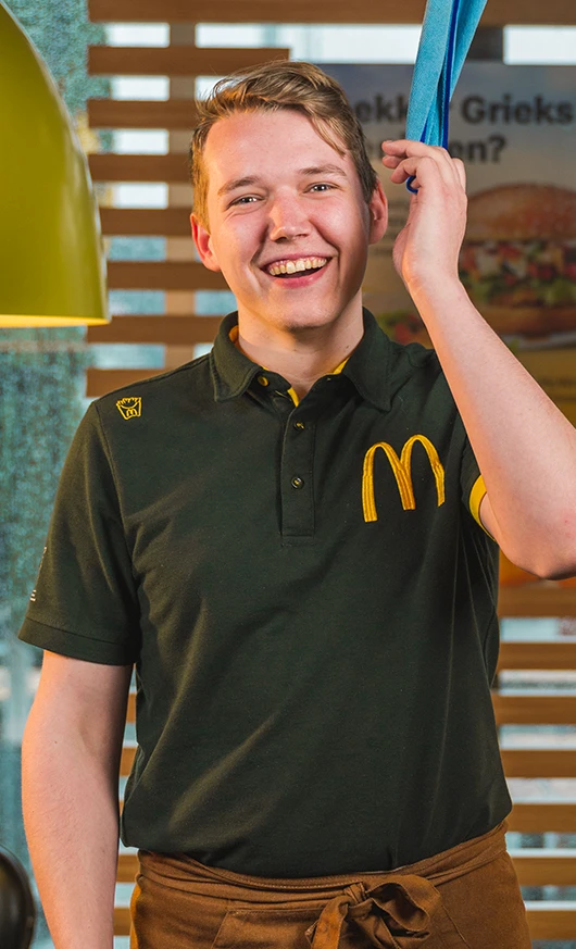 McDonald's medewerker maakt tafel schoon