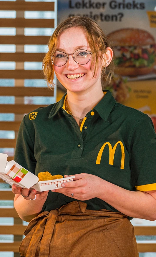 McDonald's medewerker met McNuggets